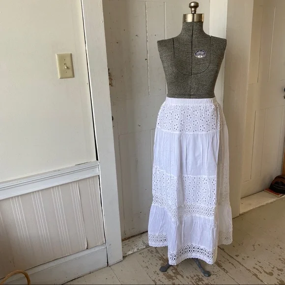 Elegant White Maxi Skirt - Picture 2 of 11